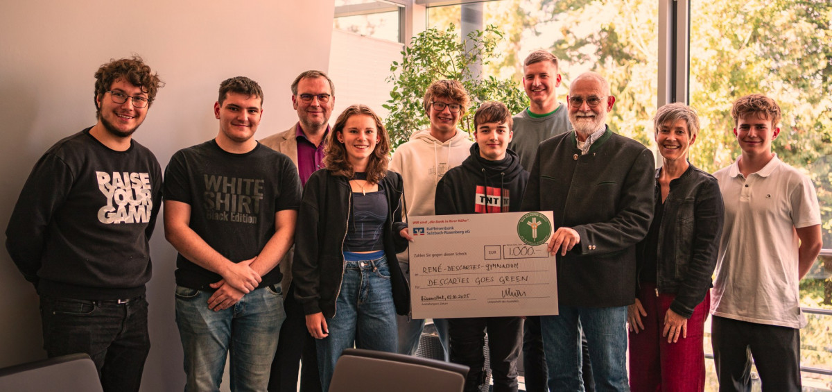 Symbolische Scheck&uuml;bergabe der Stiftung Wald, Wild und Flur in Europa an das Descartes-Gymnasium in Neuburg an der Donau